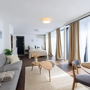 Global Living - Design I Rathausplatz I Beamer I Ac I Kitchen I Apartment